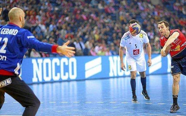 Lanzamiento de siete de metros de Kauldi Odriozola contra el portero francés Gerard.