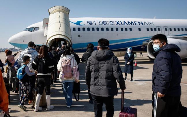 Viajeros embarcando en un aeropuerto chino