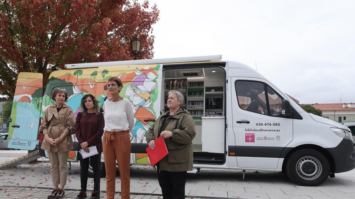 Mar&iacute;a Chivite, en la presentaci&oacute;n del bibliob&uacute;s de Tierra Estella