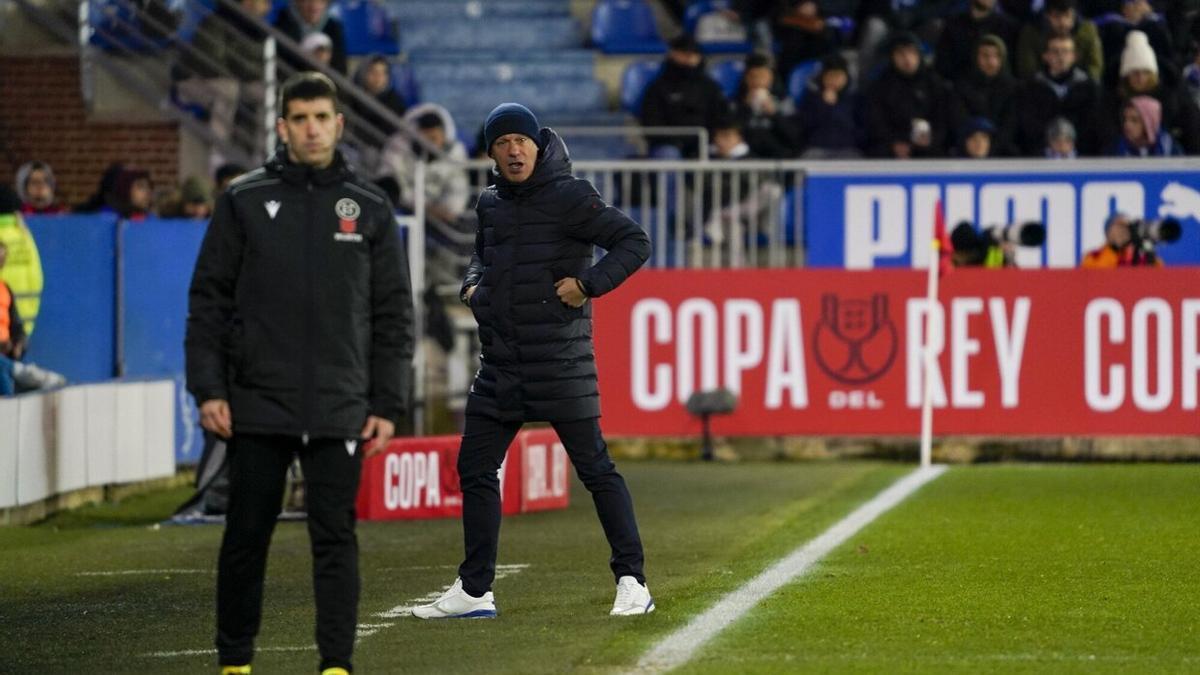 Luis García sigue las evoluciones de su equipo en el partido de Copa entre el Alavés y el Sevilla