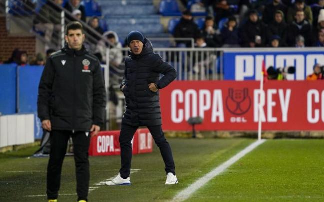 Luis Garc&iacute;a sigue las evoluciones de su equipo en el partido de Copa entre el Alav&eacute;s y el Sevilla