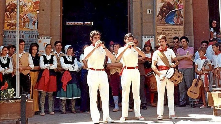 En 1972, debut de Consantino, Fortun y Kintxo en el ayuntamiento. | FOTO: J. BERGASA