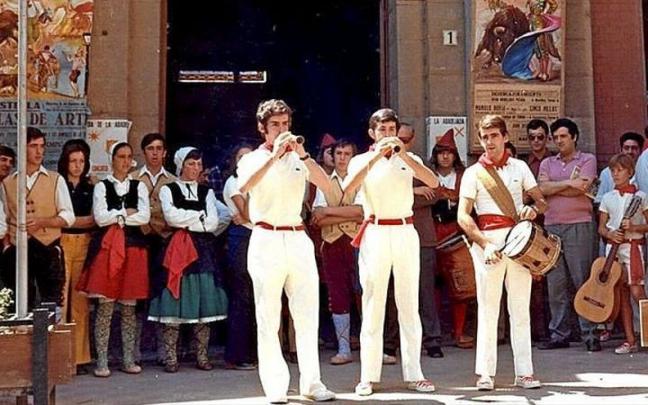 En 1972, debut de Consantino, Fortun y Kintxo en el ayuntamiento. | FOTO: J. BERGASA