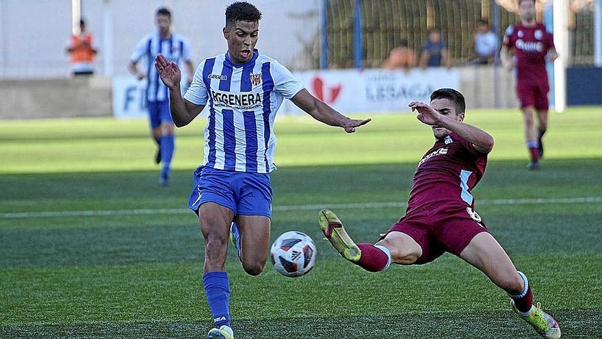 Nowend, uno de los más destacados del Izarra, disputa un balón con un contrario.