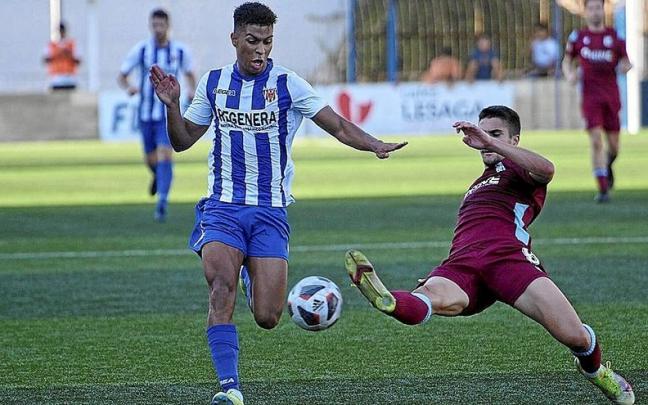 Nowend, uno de los más destacados del Izarra, disputa un balón con un contrario.