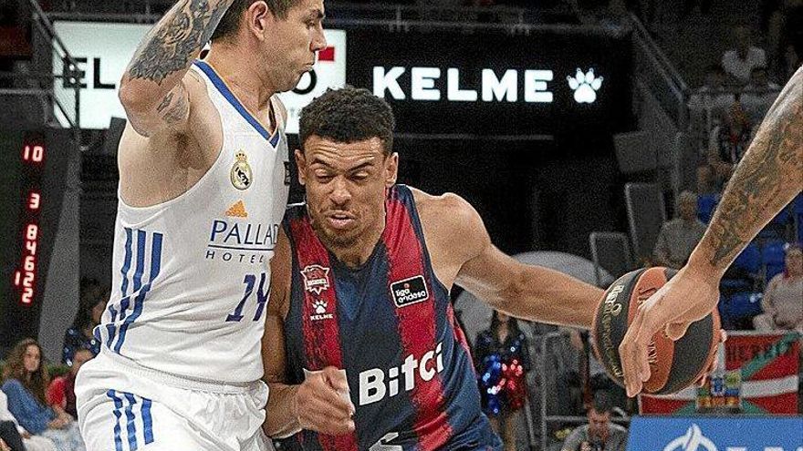 Baldwin trata de superar la defensa de Deck durante el tercer partido ante el Real Madrid. Foto: Álex Larretxi