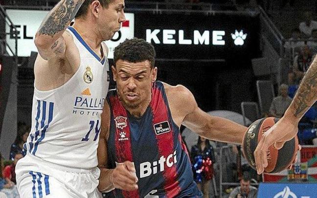 Baldwin trata de superar la defensa de Deck durante el tercer partido ante el Real Madrid. Foto: Álex Larretxi Baldwin trata de superar la defensa de Deck durante el tercer partido ante el Real Madrid. Foto: Álex Larretxi