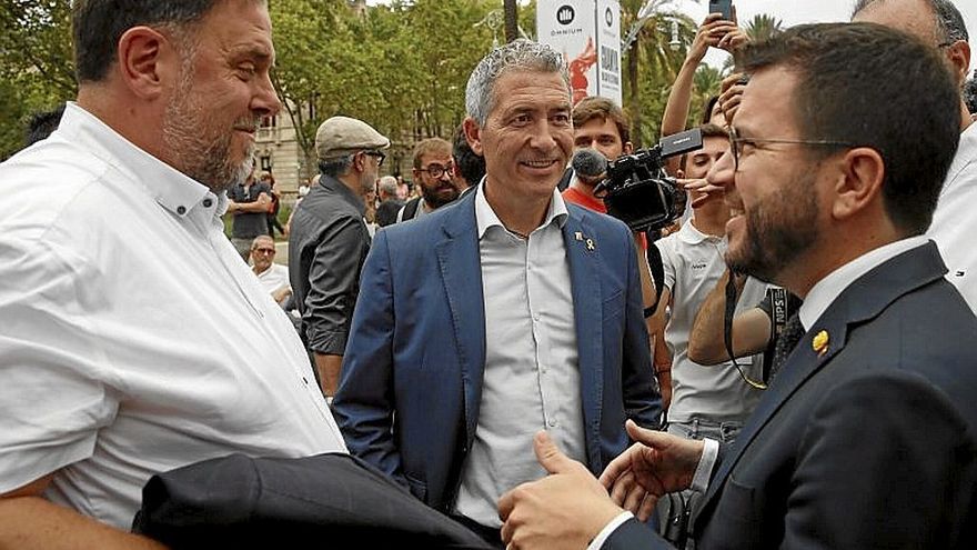 Aragonès saluda a Junqueras al llegar al acto de Òmnium. | FOTO: EFE
