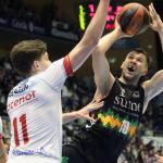 Sulejmanovic lanza a canasta en el partido contra el Obradoiro