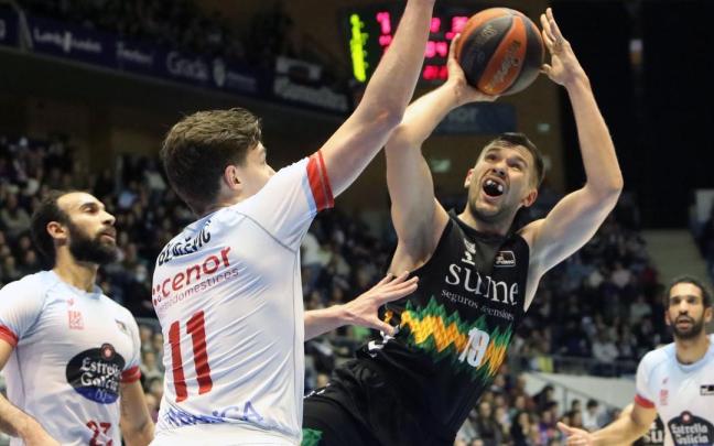 Sulejmanovic lanza a canasta en el partido contra el Obradoiro Sulejmanovic lanza a canasta en el partido contra el Obradoiro