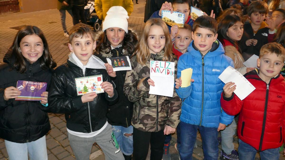 Un grupo de txikis en la cola que se formó para acercarse a los emisarios reales.