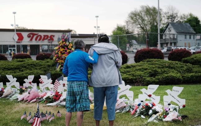 Homenaje a las v&iacute;ctimas del tiroteo en el supermercado Tops de B&uacute;falo.