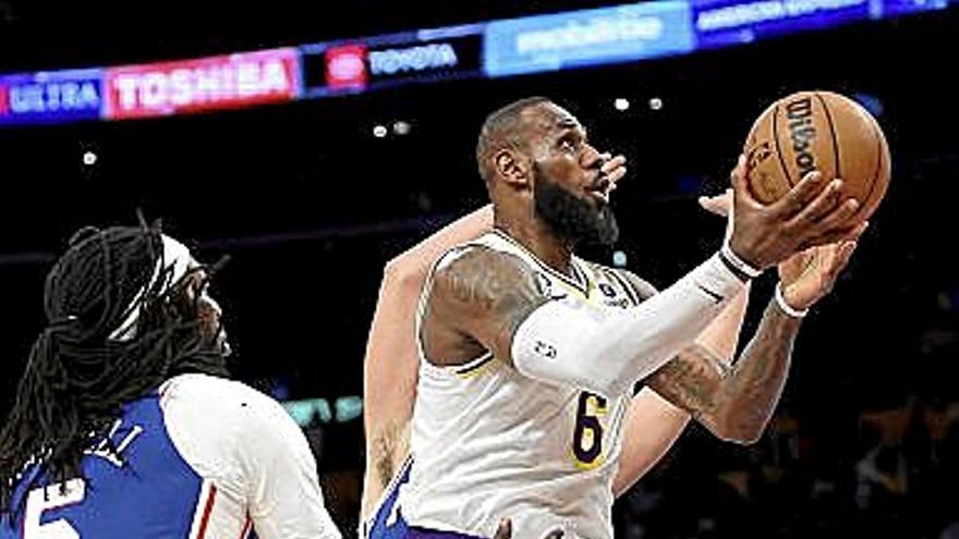 LeBron James, durante un partido en el Staples.