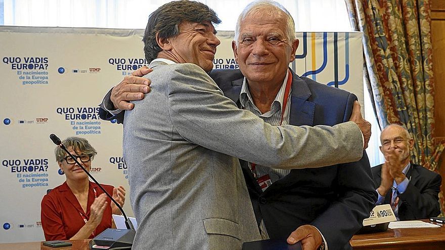 El rector de la Universidad Internacional Menéndez Pelayo, Carlos Andradas, entrega una medalla conmemorativa a Josep Borell. | FOTO: EFE