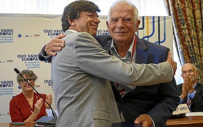El rector de la Universidad Internacional Menéndez Pelayo, Carlos Andradas, entrega una medalla conmemorativa a Josep Borell. | FOTO: EFE