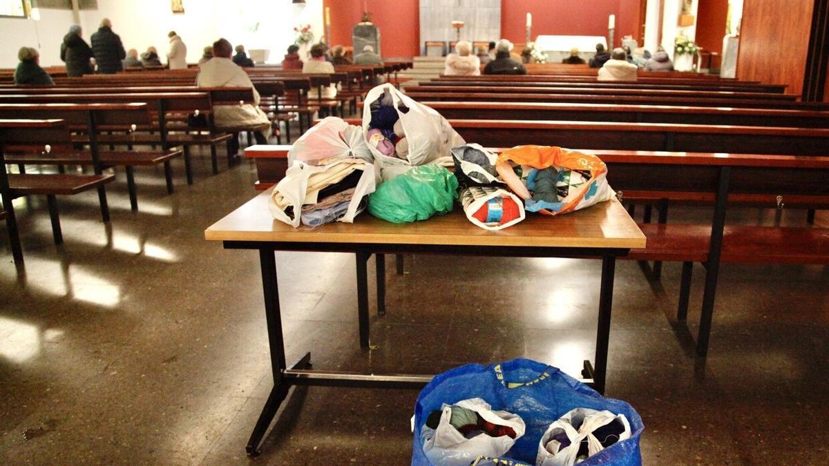 En la iglesia de San Juan Bautista de Judimendi se ha habilitado un espacio para recibir donaciones con las que hacer el taller de costura