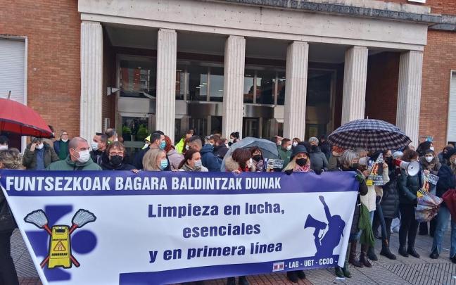 Concentraci&oacute;n de trabajadoras de subcontratas de limpieza de Osakidetza.