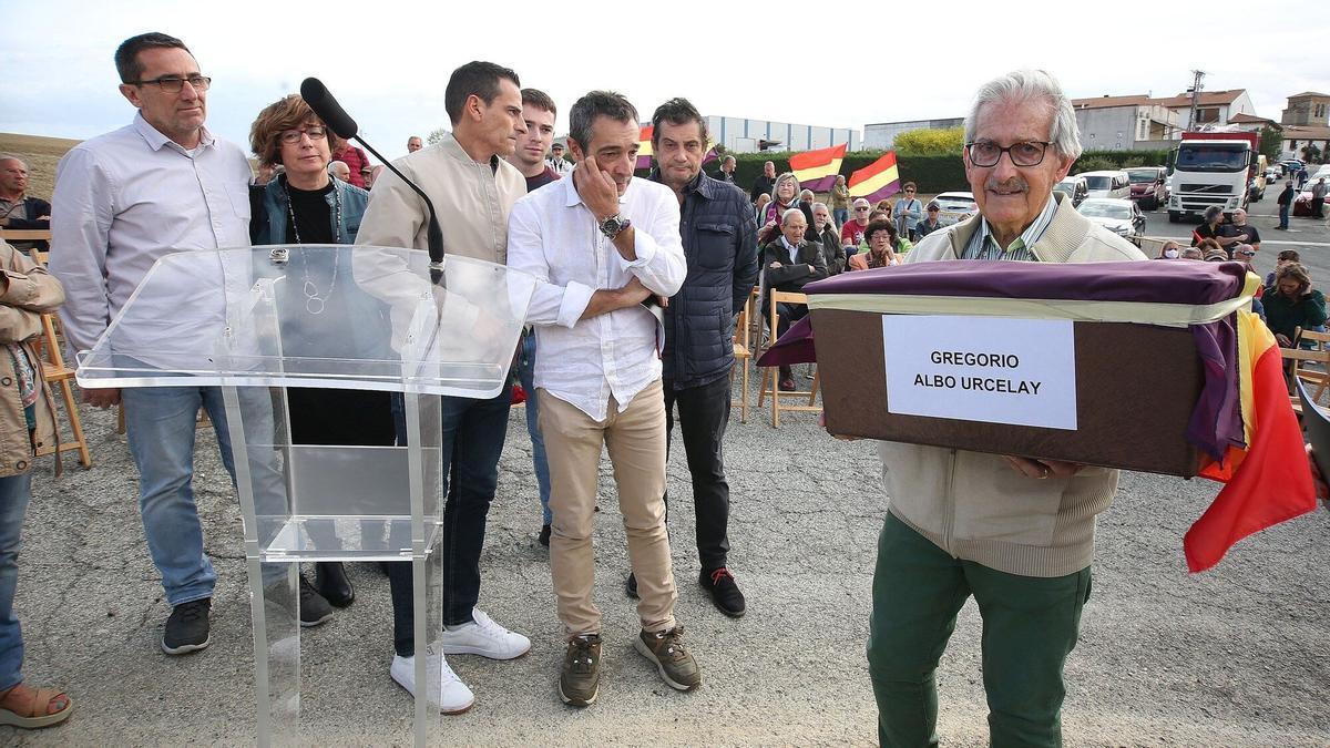 La consejera Ollo entrega los restos de Gregorio Albo a sus familiares