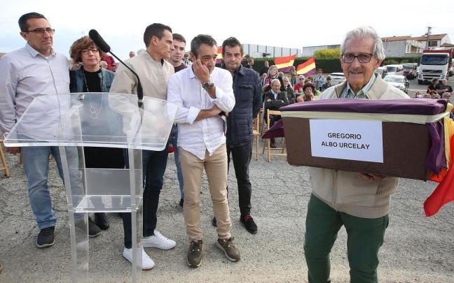 La consejera Ollo entrega los restos de Gregorio Albo a sus familiares