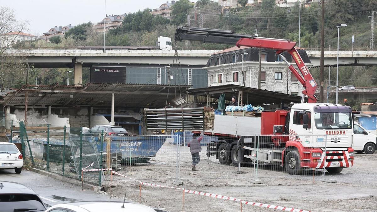 Pabellón en demolición, donde se habilitará un aparcamiento durante los dos años de obras que se prevén para urbanizar Ciudad Jardín.