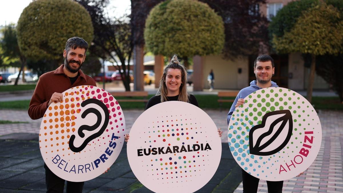 Iñaki Sagardoi, Irene Narbarte y Jon Zapata, con carteles de Euskaraldia en un parque de Burlada.