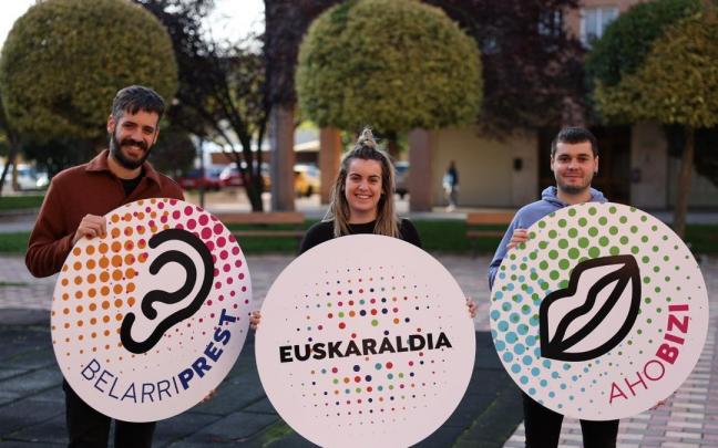 Iñaki Sagardoi, Irene Narbarte y Jon Zapata, con carteles de Euskaraldia en un parque de Burlada.