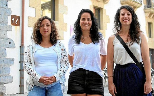 Olaia Lasai zinegotzia, erdian, Aintzane Iribar eta Garazi Solís proiektuko dinamizatzaileekin. | ARGAZKIA: N.G.