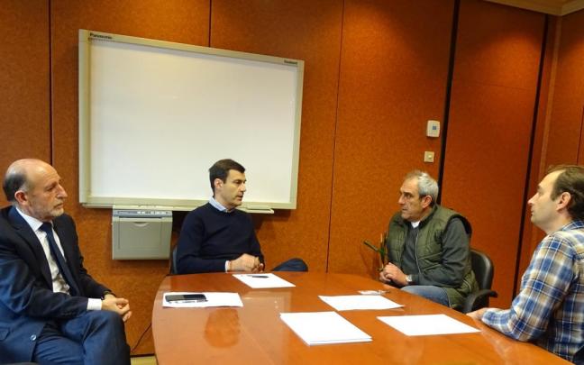 Un momento de la reunión mantenida para abordar las agresiones contra los chóferes de Bizkaibus. Un momento de la reunión mantenida para abordar las agresiones contra los chóferes de Bizkaibus.