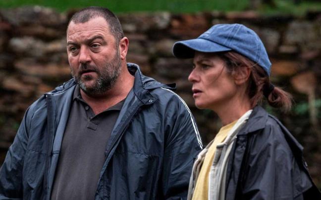 Denis M&eacute;nochet y Marina Fo&iuml;s en una escena de 'As bestas'.