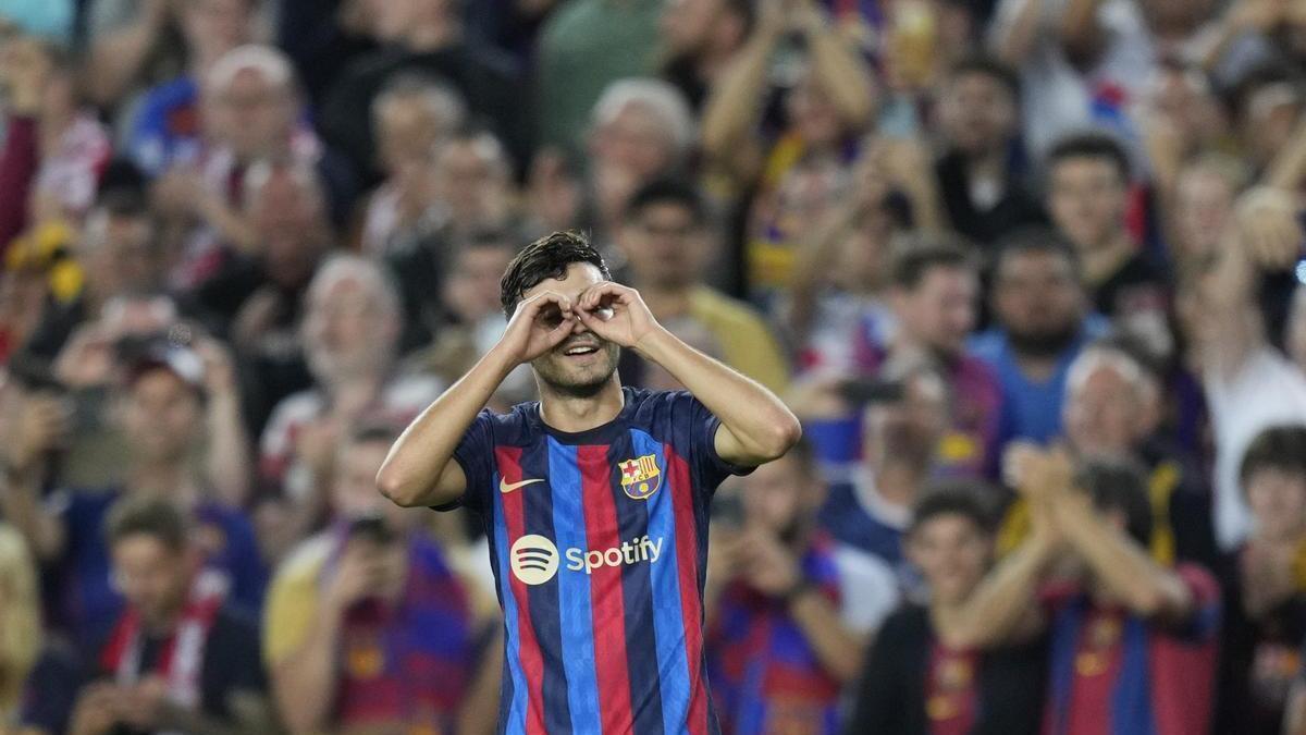 El centrocampista del FC Barcelona Pedri González celebra su gol.