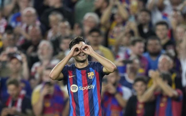 El centrocampista del FC Barcelona Pedri González celebra su gol.