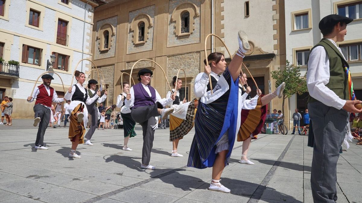 Los grupos de danza tradicional fueron un elemento indispensable de la celebración.