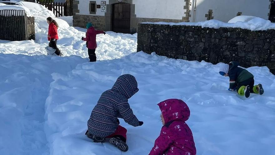 Varios niños y niñas juegan en la nieve este viernes.