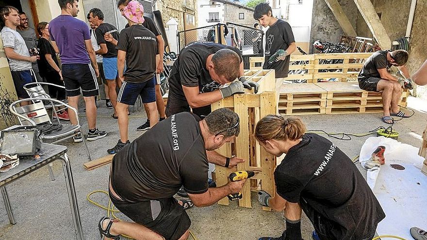 Construyendo muebles para crear la zona de reposo.