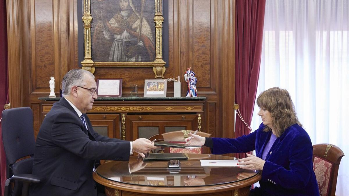 El alcalde Maya y la consejera Ollo, en la firma del convenio.