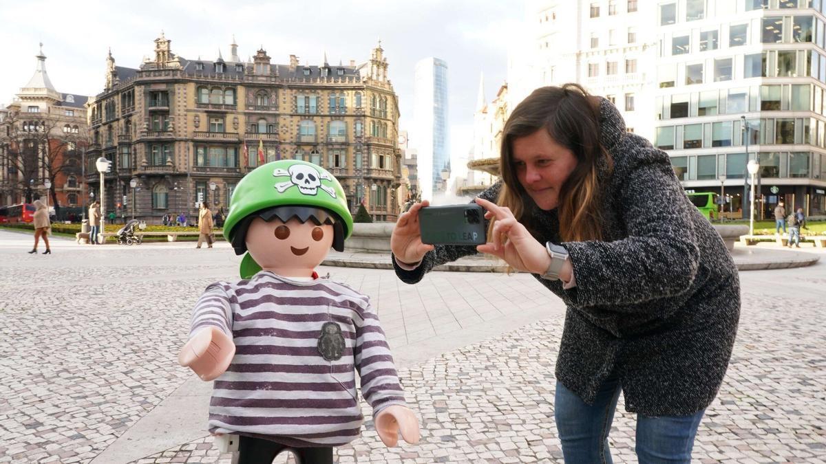 Sara Moreno cerca de la Sala Yimbi, que acogerá su exposición fotográfica desde este viernes