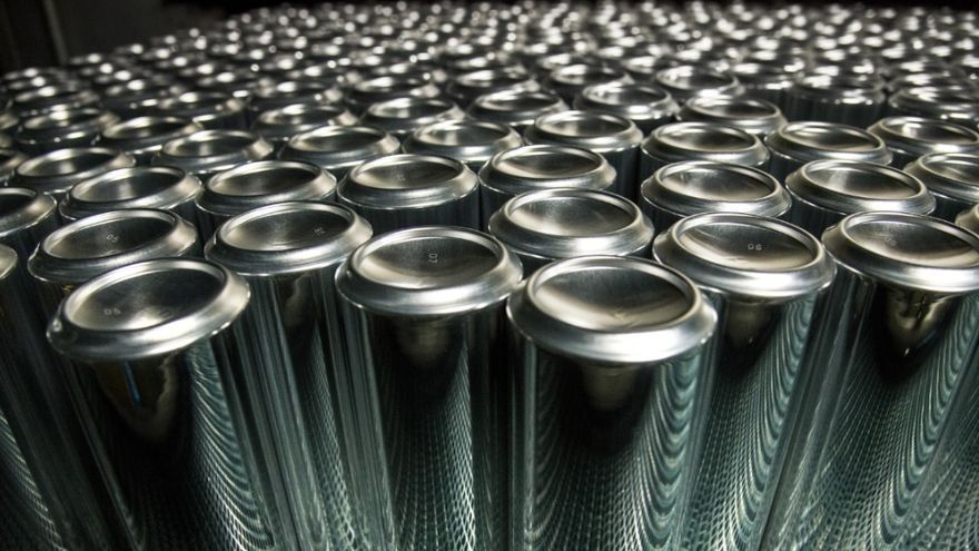 Imagen de archivo de latas de aluminio.