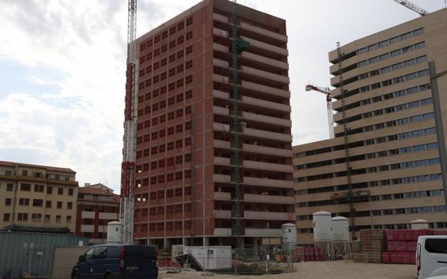 En el centro, el edificio AS de Adania, el portal 8 de la que será la futura plaza de Salesianos. En el centro, el edificio AS de Adania, el portal 8 de la que será la futura plaza de Salesianos.