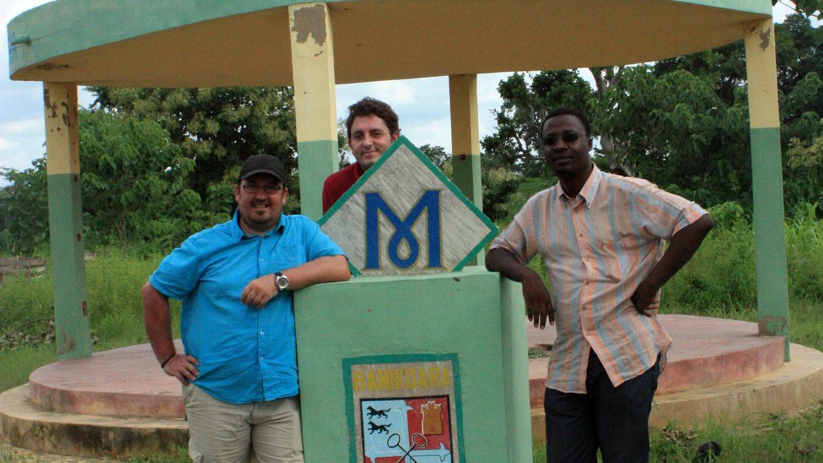 Monolito en honor a la colaboración del Consistorio mungiarra.