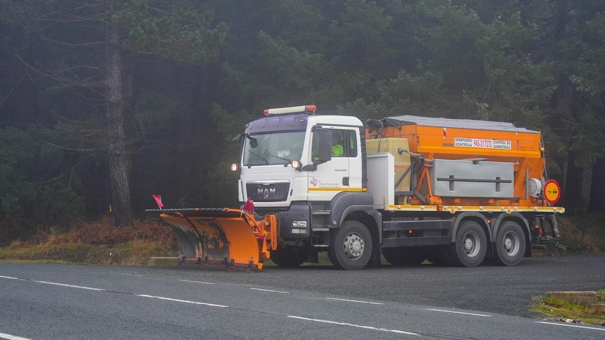 La Diputación ha alertado a través del diputado general de Álava, Ramiro González, de la importancia de tener cuidado en las carreteras