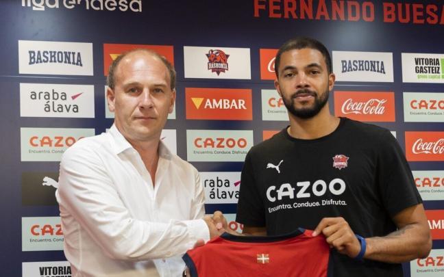 Félix Fernández acompañó a Darius Thompson en su presentación