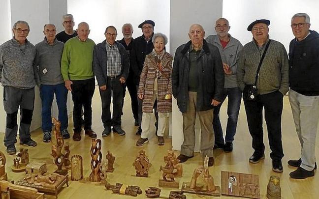 Algunos tallistas participantes, ayer, montando la muestra. | FOTO: A.D.