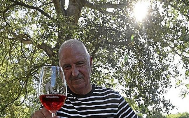 Migueltxo Goñi, en la Ciudadela con los cuatro vinos de la DO Navarra con los que inauguró las catas ‘Armonías del Camino’. Migueltxo Goñi, en la Ciudadela con los cuatro vinos de la DO Navarra con los que inauguró las catas ‘Armonías del Camino’.