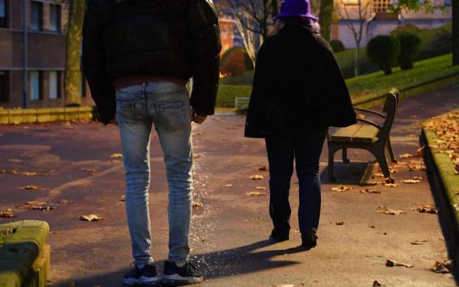 Un hombre tras una superviviente de violencia de género. Un hombre tras una superviviente de violencia de género.