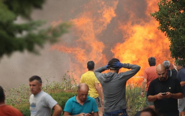 Los vecinos de Añón de Moncayo contemplan las llamas.