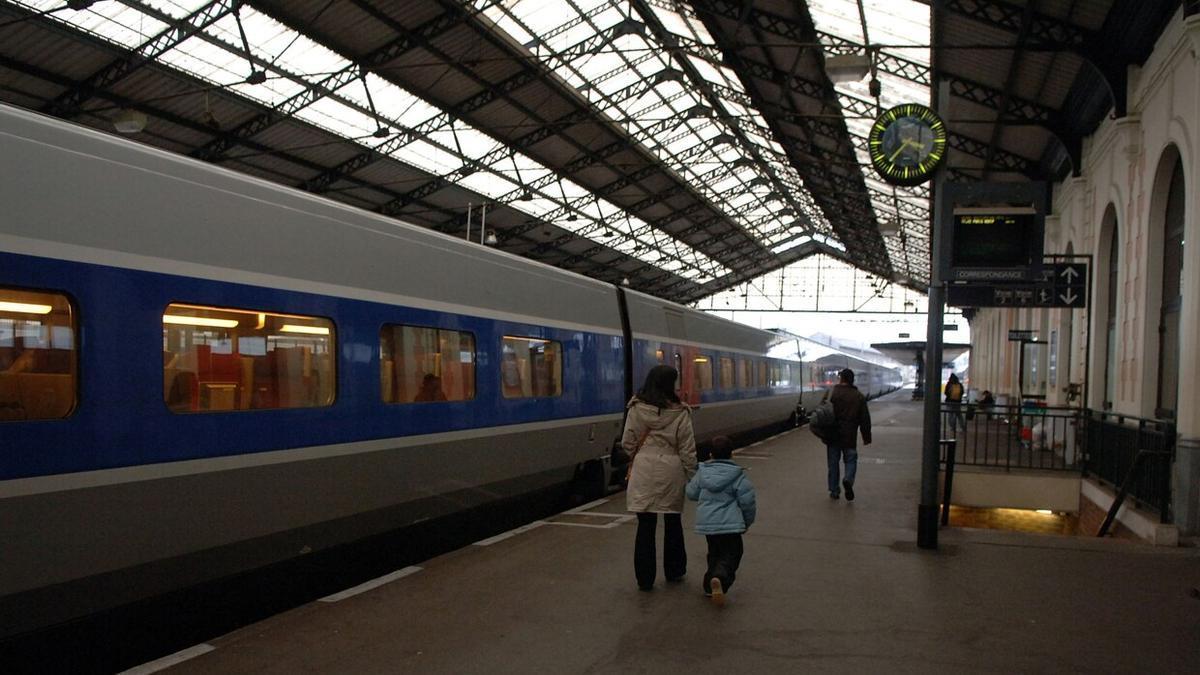 Un tren en la estación de Hendaia.