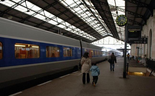 Un tren en la estación de Hendaia. Un tren en la estación de Hendaia.