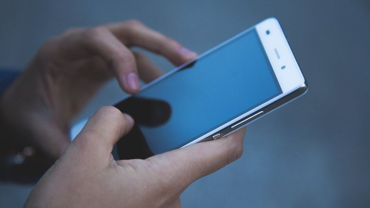 Una persona utiliza un teléfono móvil