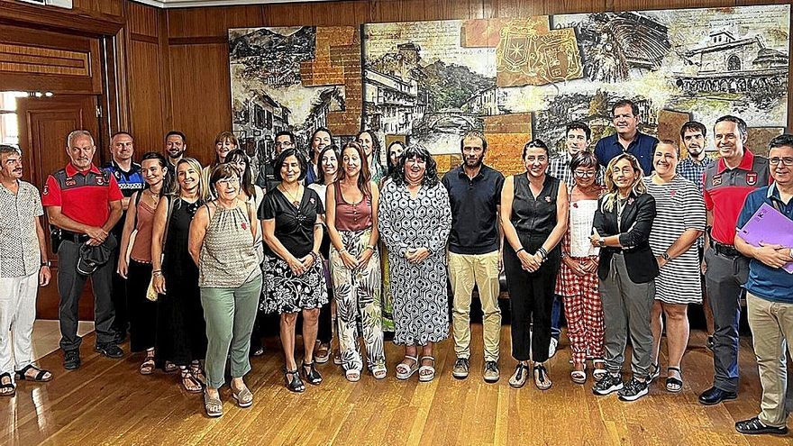 Representantes de todas las áreas en la firma del protocolo en el salón de plenos de Estella-Lizarra.