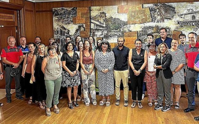 Representantes de todas las áreas en la firma del protocolo en el salón de plenos de Estella-Lizarra.